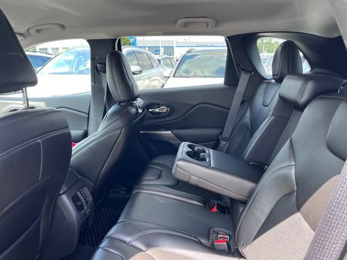 Used 2019 Jeep Cherokee Latitude Plus w/ Cold Weather Group AWD/4WD image 18