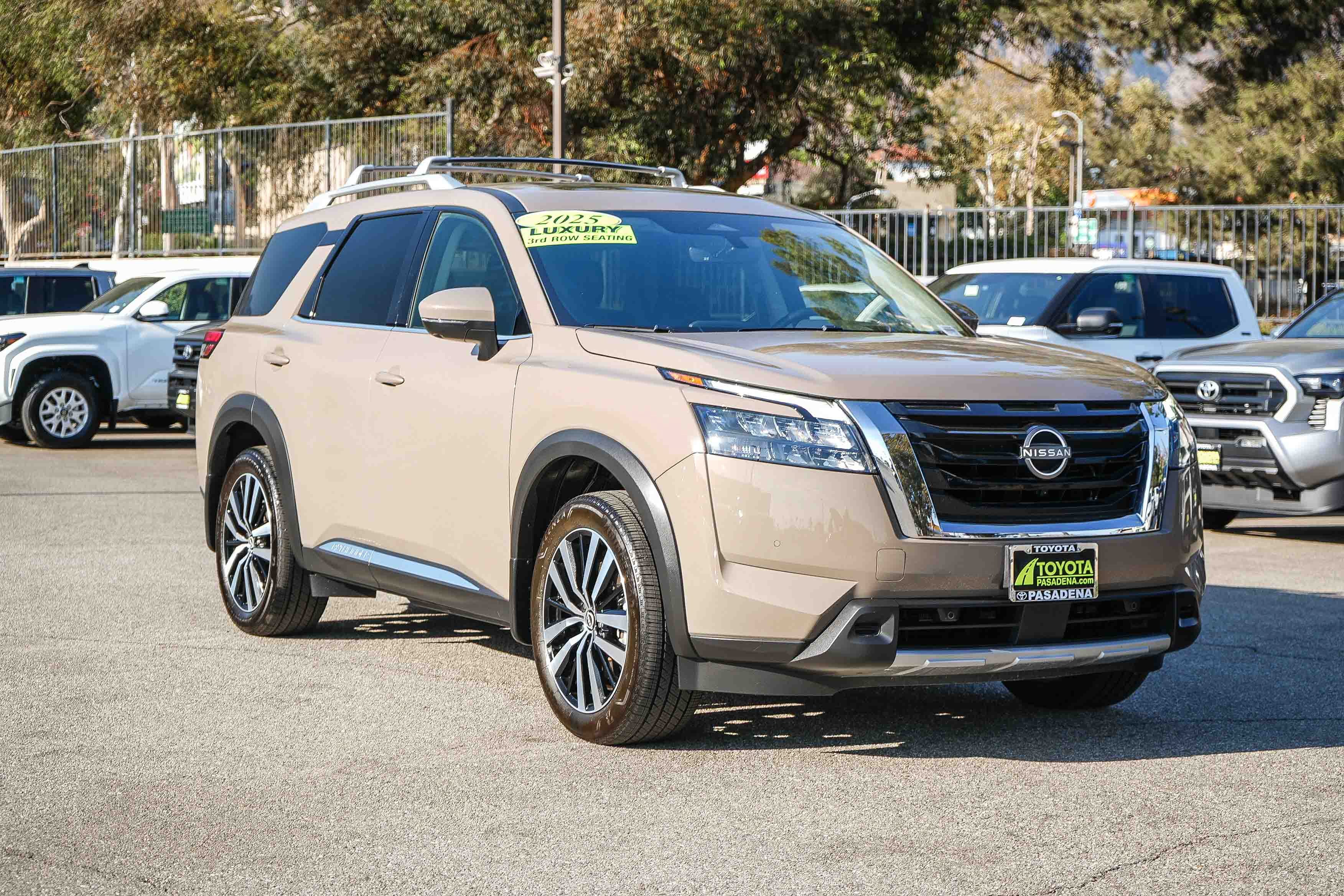 Used 2025 Nissan Pathfinder Platinum FWD image 3