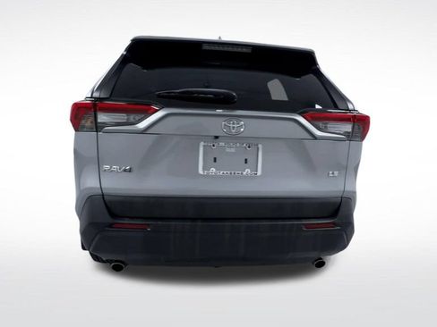 Used 2021 Toyota RAV4 LE FWD image 7