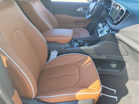 New 2026 Chrysler Pacifica Pinnacle image 13