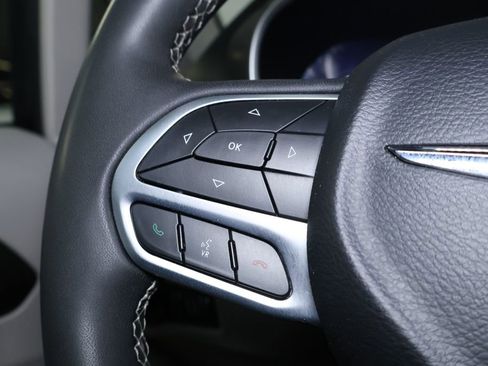 Used 2023 Chrysler Pacifica Touring-L image 21