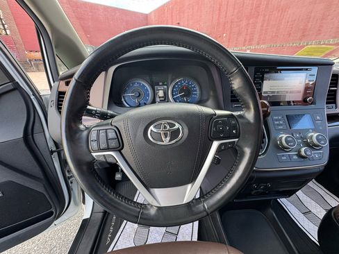 Used 2019 Toyota Sienna Limited Premium image 16