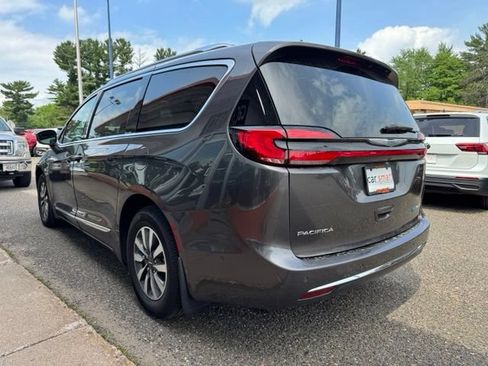 Used 2021 Chrysler Pacifica Limited w/ Uconnect Theater Family Group FWD image 5