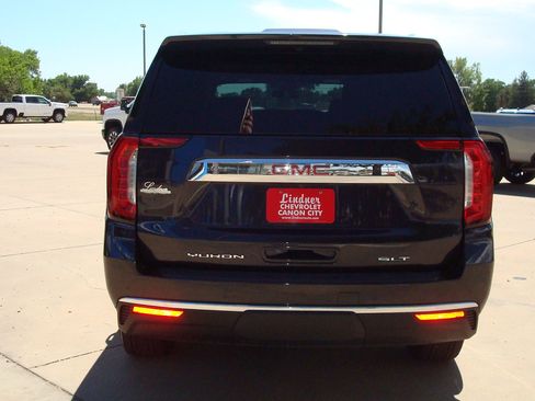 Used 2023 GMC Yukon XL SLT w/ SLT Luxury Package image 5