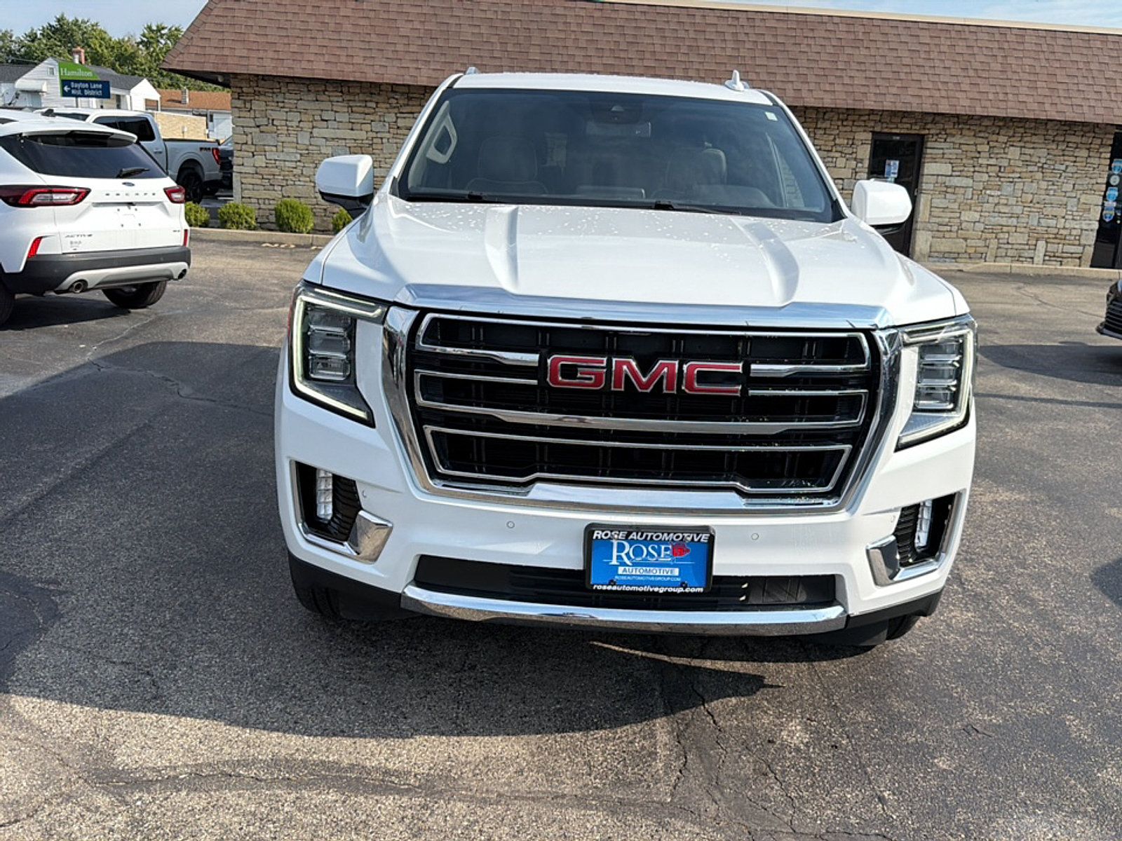Used 2024 GMC Yukon SLT AWD/4WD image 2