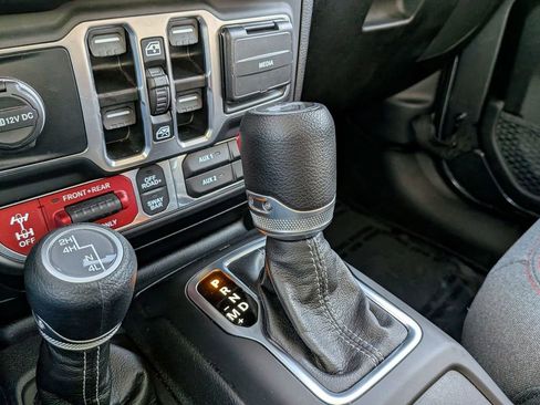 Used 2025 Jeep Wrangler Unlimited Rubicon AWD/4WD image 18