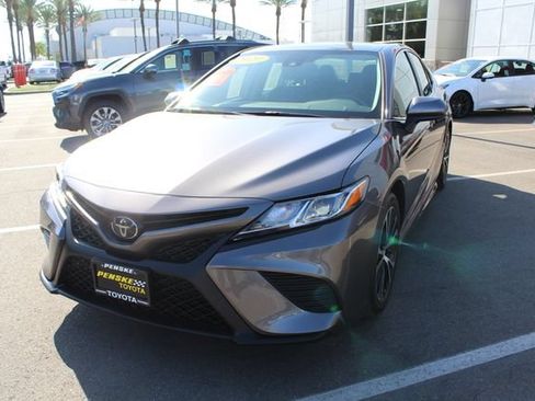 Used 2020 Toyota Camry SE FWD image 4