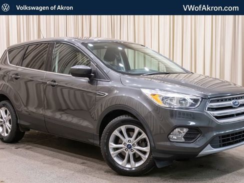 Used 2019 Ford Escape SE FWD image 1