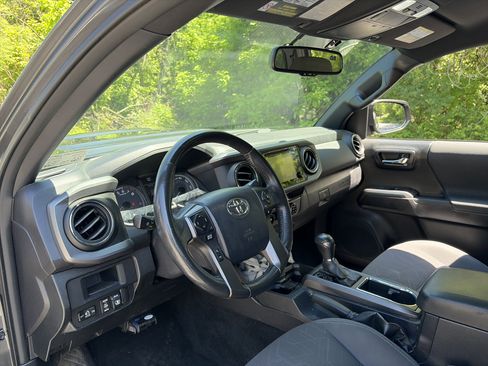Used 2017 Toyota Tacoma TRD Sport w/ Tow Package (A/T) AWD/4WD image 19