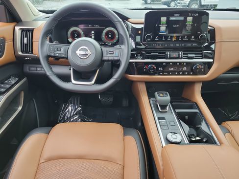 Certified 2025 Nissan Pathfinder Platinum w/ Black Appearance Package AWD/4WD image 10