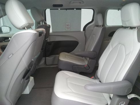 Used 2019 Chrysler Pacifica Touring-L Plus w/ Advanced Safetytec Group image 11