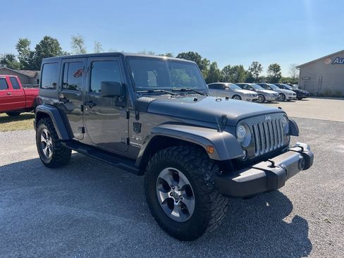 Used 2018 Jeep Wrangler Unlimited Sahara w/ Connectivity Group AWD/4WD image 2