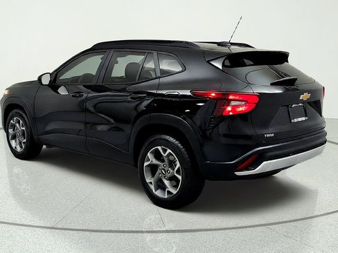 Used 2024 Chevrolet Trax LT w/ Sunroof Package FWD image 3