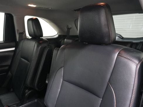 Used 2017 Toyota Highlander XLE AWD/4WD image 12