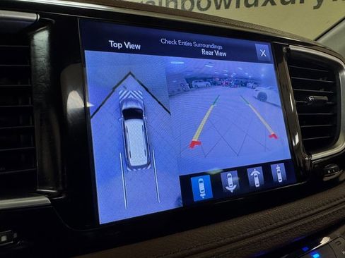 Used 2017 Chrysler Pacifica Limited image 16