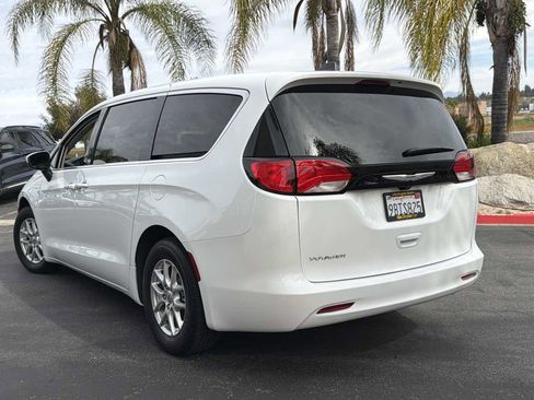 Used 2022 Chrysler Voyager LX image 6