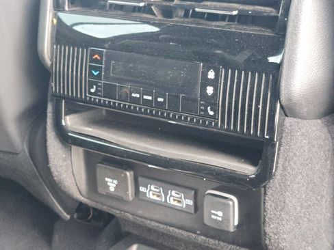 Used 2024 Jeep Wagoneer Series III AWD/4WD image 10