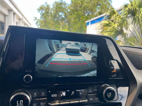 Used 2025 Toyota Highlander LE FWD image 25