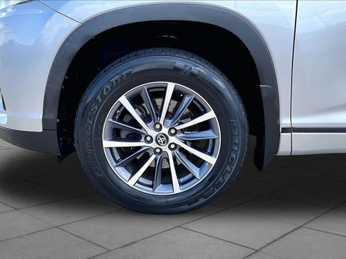 Used 2018 Toyota Highlander XLE FWD image 11