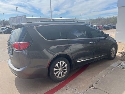 Used 2017 Chrysler Pacifica Touring-L image 4