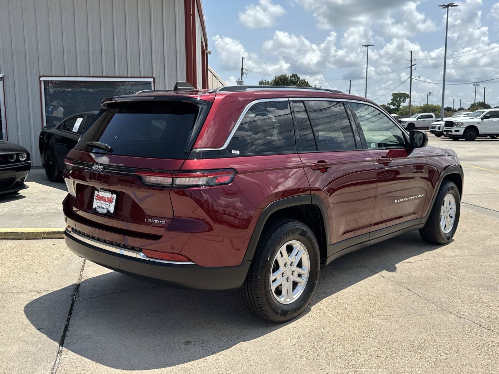 Used 2024 Jeep Grand Cherokee Laredo RWD image 7