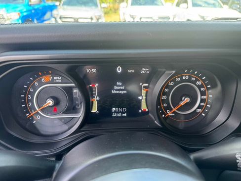 Used 2025 Jeep Wrangler Unlimited Sahara AWD/4WD image 4