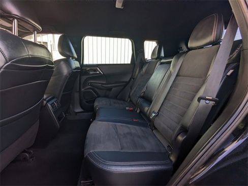 Used 2023 Mitsubishi Outlander SE Black Edition image 16
