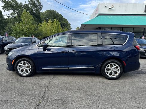 Used 2017 Chrysler Pacifica Touring-L w/ Tire & Wheel Group FWD image 8