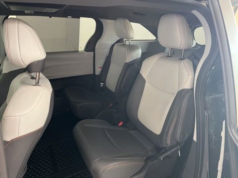Used 2021 Toyota Sienna Limited image 20