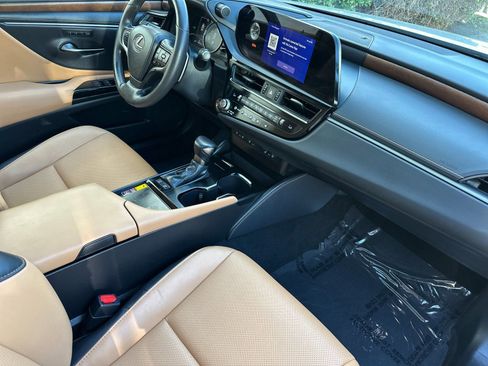 Used 2025 Lexus ES 300h w/ Premium Package image 17