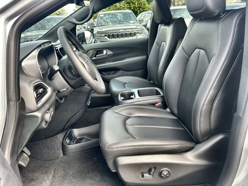 New 2026 Chrysler Voyager LX image 13