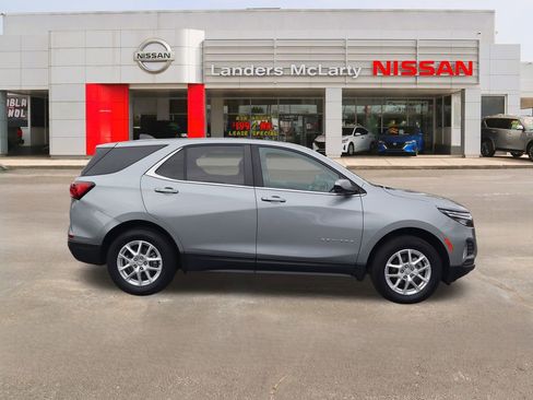 Used 2024 Chevrolet Equinox LT image 2