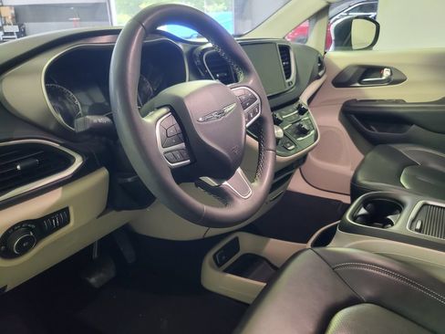 Used 2023 Chrysler Pacifica Touring-L FWD image 12