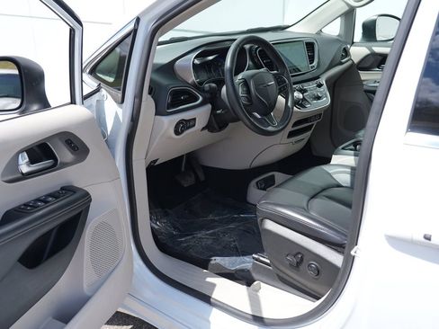 Used 2023 Chrysler Pacifica Touring-L FWD image 13