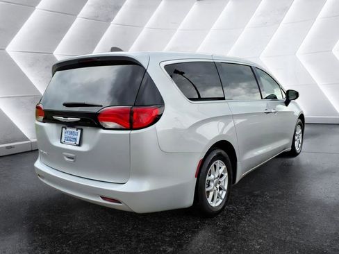 Used 2022 Chrysler Voyager LX FWD image 5
