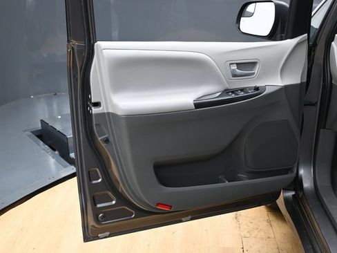 Used 2020 Toyota Sienna LE AWD/4WD image 35