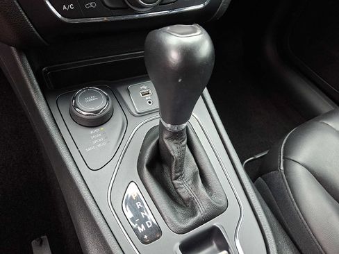 Used 2019 Jeep Cherokee Latitude Plus AWD/4WD image 15