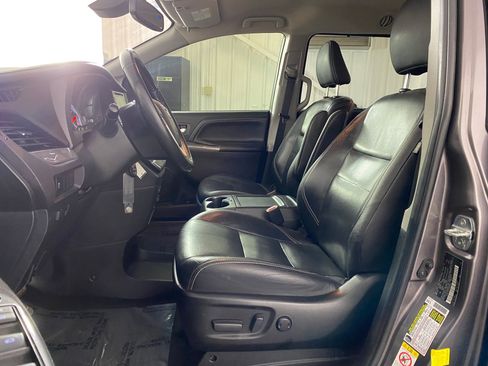 Used 2019 Toyota Sienna SE image 4