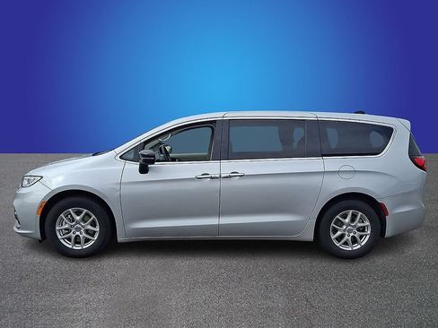 Used 2024 Chrysler Pacifica Touring-L FWD image 7