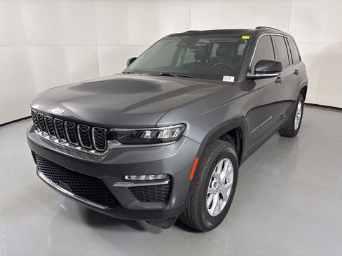 Used 2022 Jeep Grand Cherokee Limited w/ Trailer Tow Prep Group (B) image 4