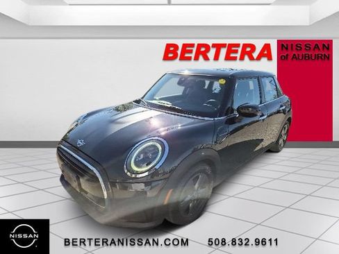 Used 2022 MINI Cooper 4-Door Hardtop w/ Premium Package FWD image 5