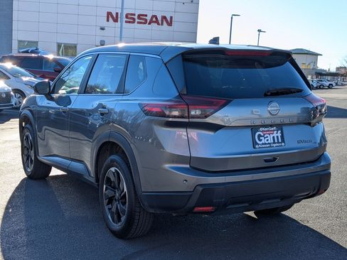 Used 2024 Nissan Rogue SV image 8