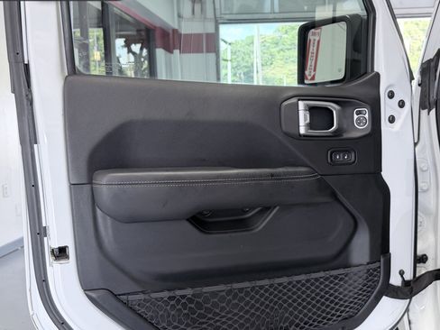 Used 2020 Jeep Gladiator Overland AWD/4WD image 11