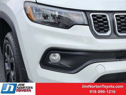 Used 2025 Jeep Compass Latitude AWD/4WD image 9