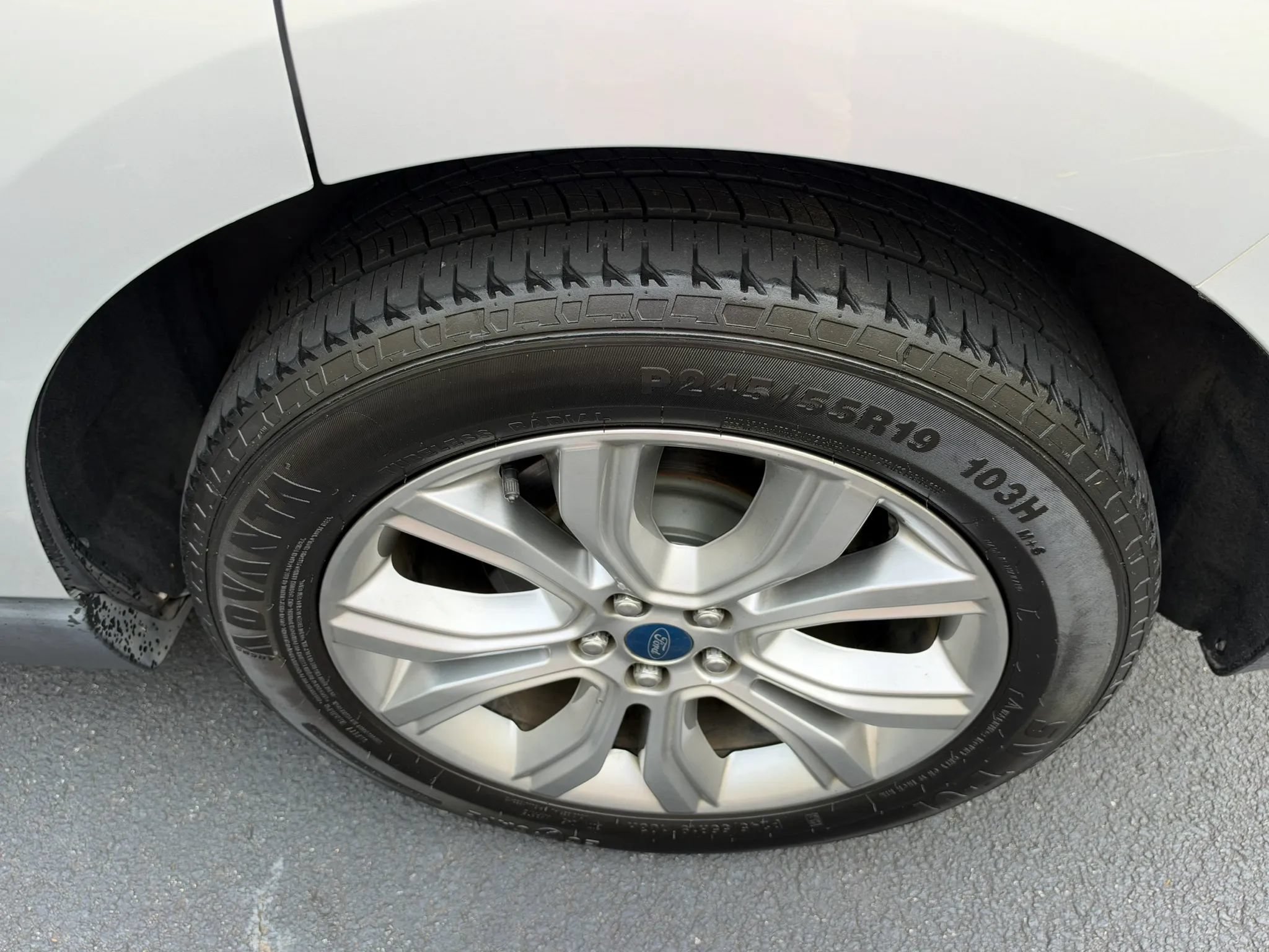 Used 2019 Ford Edge Titanium FWD image 32