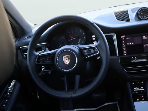Certified 2025 Porsche Macan AWD/4WD image 20