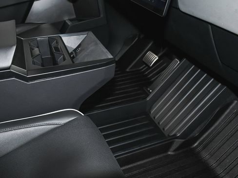 Used 2025 Tesla Cybertruck AWD Crew Cab image 63