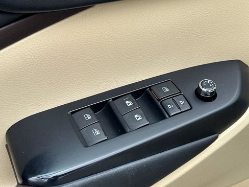 Used 2015 Toyota Highlander XLE image 13