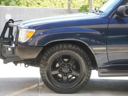 Used 2004 Toyota Land Cruiser image 30