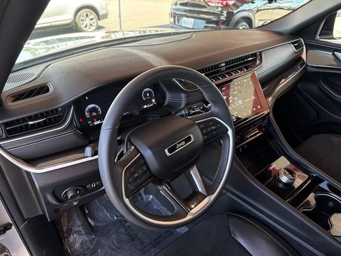 Used 2023 Jeep Grand Cherokee Altitude RWD image 17